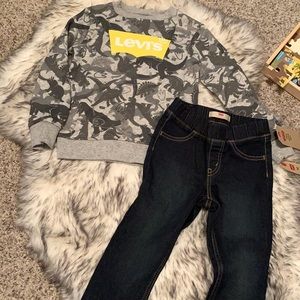 Levi’s 2 piece set. Sweatshirt/Pants 3T